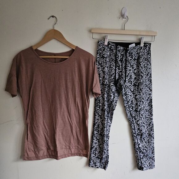 Nike XS Set: Brown Premium Essentials Oversized T-Shirt & Black/White Capri - Picture 2 of 8